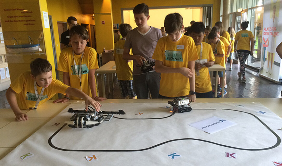Kaiserschild Stiftung: zum Artikel erlebe Technik Kaiserschild-Stiftung: Schüler mit Robotern
