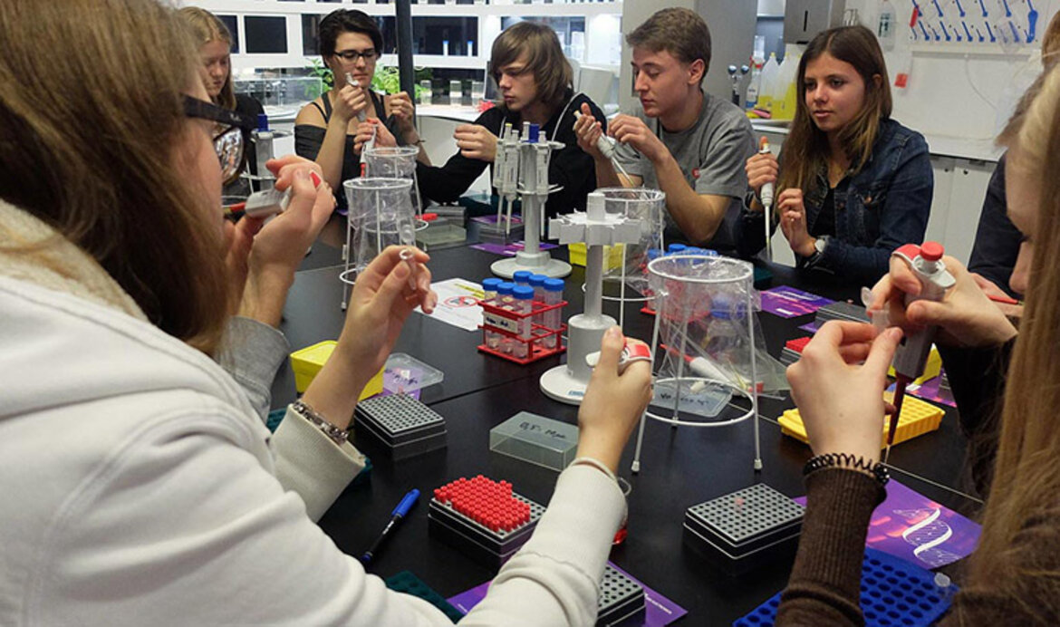 Kaiserschild Stiftung: zum Artikel Alumni Wochenende Kaiserschild-Stiftung: Schüler beim Experimentieren